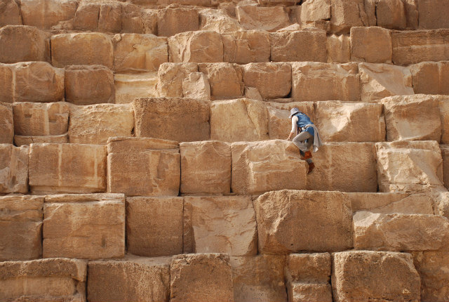 ピラミッドを登ってみました<br/>怒られました。<br><b>photo by O</b>