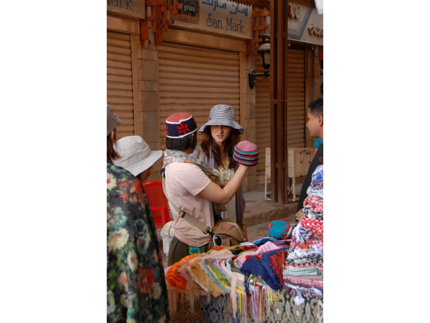 スーク（市場）でお土産をお買いものです<br/>１００％エジプトコットンの帽子を物色中です<br><b>photo by D</b>